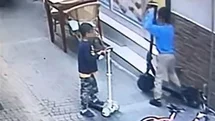 Küçük Çocuklar Scooter Çaldı