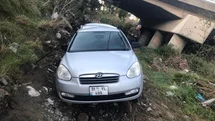 Köprüden uçan otomobilin sürücüsü yaralandı