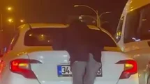 Diyarbakır'da Otomobilin Arkasına Tutunan Kişi