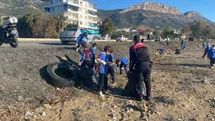 Bozyazı’da Öğrenciler, Veliler ve Jandarma Sahili Temizledi