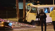 Antalya'da Alkollü Sürücü Minibüsle Kaza Yaptı