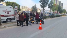 Tarsus Atatürk Caddesi'nde Motosiklet Yayalara Çarptı: 3 Yaralı