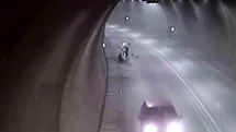 Tünelde motosikletle takla attı, bir dakika sonra yoluna devam etti