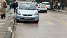 Okul önündeki yaya geçidine park araç tepki topladı