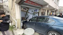 Arnavutköy’de ilginç kaza: Traş olan müşteri ve berbere otomobil çarptı