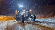 Karabük ve Safranbolu Belediyesi ekipleri kar küreme ve tuzlama çalışmalarını sürdürüyor