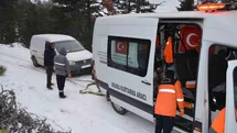 Demirci'de Kar Mahsur Kalan Avcılar Kurtarıldı