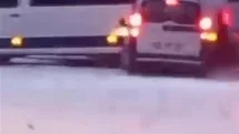 Karlı yolda duramayan araç minibüse çarptı