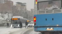 Diyarbakır’da kar bastırdı, şehir içi halk otobüsleri yollarda kaldı