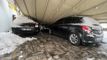 Safranbolu’da kar ağırlığı garajı çökertti: 3 araç zarar gördü