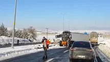 Diyarbakır'da Buzlanma Nedeniyle Tır Yoldan Çıktı