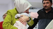 Bakan Göktaş, yeni doğan bebekler ve ailelerini ziyaret etti