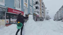 Erciş'te Esnaf Kardan Adam Yaptı