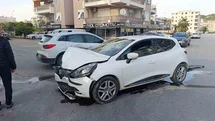 Antalya’da kontrolsüz kavşakta otomobiller çarpıştı: 2 yaralı