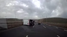 Fırtınada Kamyonet Devrildi