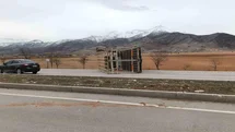 Karaman'da Fırtına Kamyoneti Devrildi
