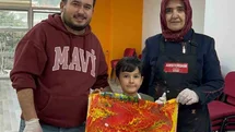 Kuşadası’nda aileler ve çocuklar ebru sanatıyla renklerin yolculuğuna çıktı