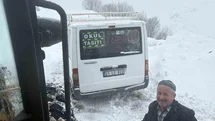 Karda Mahsur Kalan Öğrencilerin Minibüsü Kurtarıldı