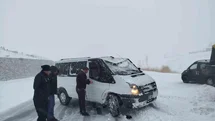 Van'da Minibüs Kar Saplandı