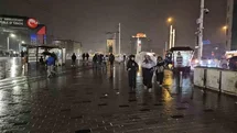 Taksim'de Sağanak Yağış ve Şimşekler