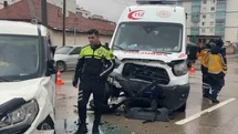 Hasta taşıyan ambulansla hafif ticari araç çarpıştı: 8 yaralı