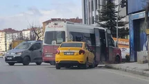 Taksinin Dolmuşa Çarpması Eskişehir'de Meydana Geldi
