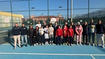 Manisa'da Genç Sporcular Tenis Mücadelesi Verdi