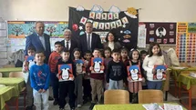 Mut Kaymakamı Çelikkol'dan Öğrencilere Sürpriz: Karneleri Kendisi Dağıttı, Başarıları Tebrik Etti
