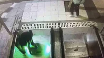 Şehir magandaları kamerada: Yürüyen merdiveni durdurup kaçtılar