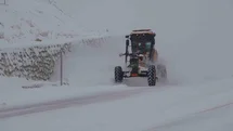 Van'da Kar Yağışı Nedeniyle Yol Açma Çalışmaları Sürüyor