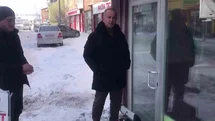 Sibirya soğukları esnafı zorladı: Donan kapı kilidini ısıtıcıyla açmaya çalıştı
