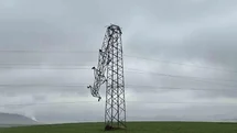 Gerilim hattındaki hırsızlıkta direkler devrildi, alternatif hatlar sayesinde ilçe elektriksiz kalmadı