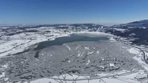 870 hektarlık Ladik Gölü buz tuttu: Kar yağışı göle can suyu oldu