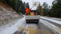 Kar Yağışıyla Birlikte Harekete Geçtiler: Mersin Büyükşehir Tarsus ve Çamlıyayla’da Kar Küreme ve Tuzlama Yapıyor