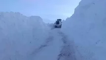 Yüksekova’da karla mücadele: İş makineleri boyunu aşan kar tünelleri oluştu