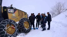 Akçadağ’da kar nedeniyle yoldan çıkan iş makinesi kurtarıldı