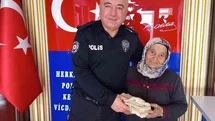 Tomarzalı Kadın, Polislere Çorap Örüyor