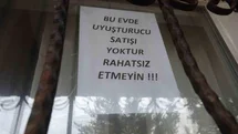 Bağımlılardan bıktı, evini camına "Bu evde uyuşturucu satışı yoktur, rahatsız etmeyin" yazlı not astı
