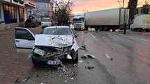 Bursa’da karşı şeride geçen tır, otomobille kafa kafaya çarpıştı