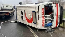 Düzce'de Ambulans Devrildi, 2 Yaralı