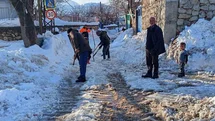 Diyarbakır’da vatandaşlar karla kapanan yolları kendi imkanları ile açtı