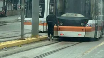 Patenli çocuk tramvayın arkasına tutunarak canını hiçe saydı
