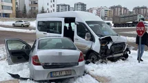 Elazığ'da Minibüs ve Otomobil Çarpıştı