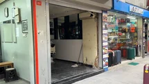 Şişli’de otomobili park edecekken dükkana daldı