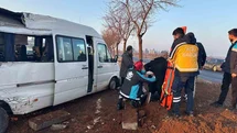 Şanlıurfa’da işçi servisi ağaca çarptı: 7 yaralı