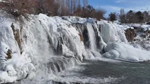 Van’da Muradiye Şelalesi Dondu