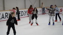 Manisa'da Öğrencilere Eğlenceli Buz Pistinde Fırsat