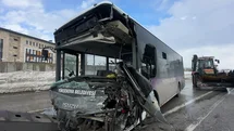 Yüksekova’da belediye otobüsü ile minibüs çarpıştı: 18 yaralı