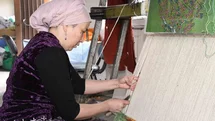 Kırgız Türkleri kültürlerini ilmek ilmek halılara dokuyor