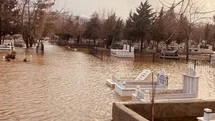 Mezarlık sular altında kaldı